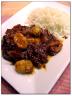 Rindergulasch mit roten Zwiebeln, Pflaumen und Maronen im Römertopf (Güvec)