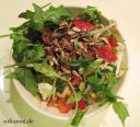 Gemischter Salat mit Sesam und Sonnenblumenkernen